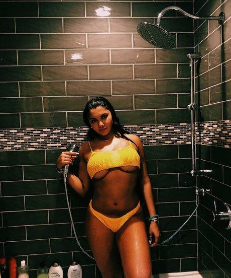 Hannah M photo 3