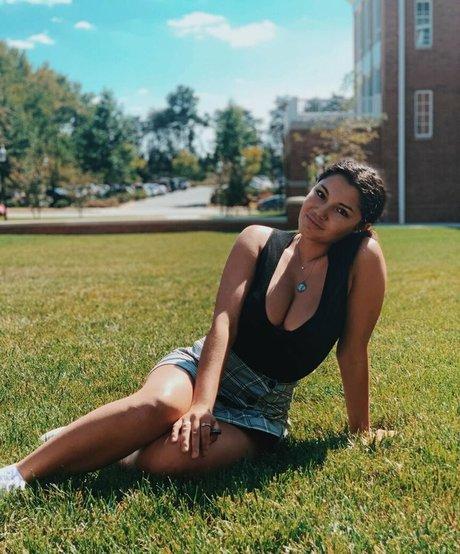 Hannah M photo 48