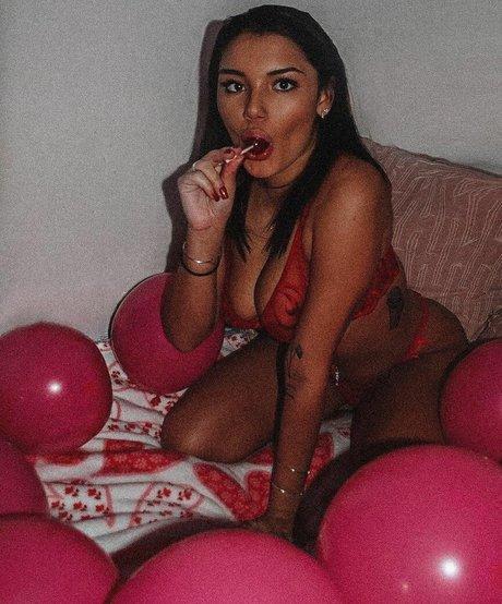 Hannah M photo 85