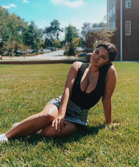 Hannah M photo 184