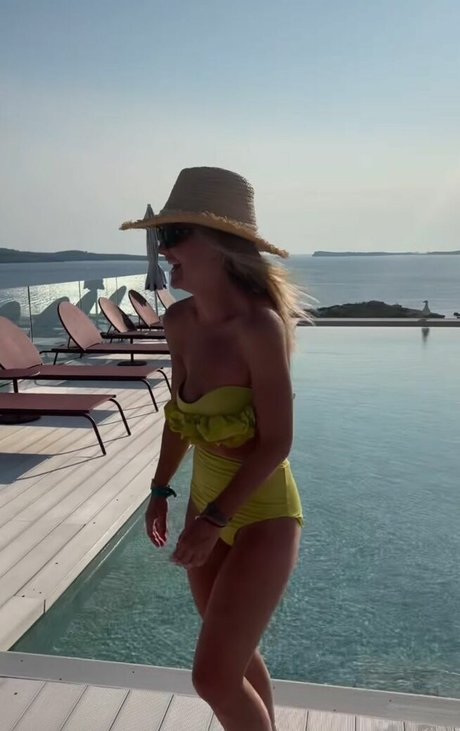 Helen Skelton photo 53