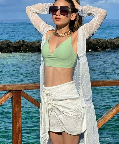 Heli Daruwala photo 12