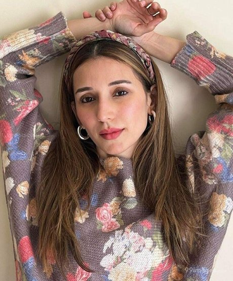 Heli Daruwala photo 16