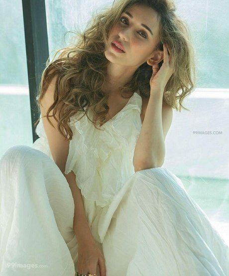 Heli Daruwala photo 19