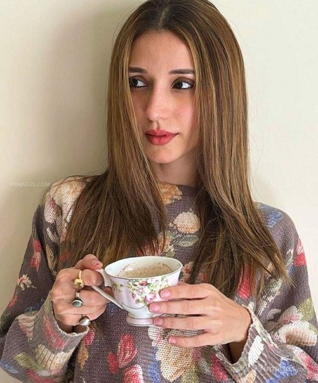 Heli Daruwala photo 20