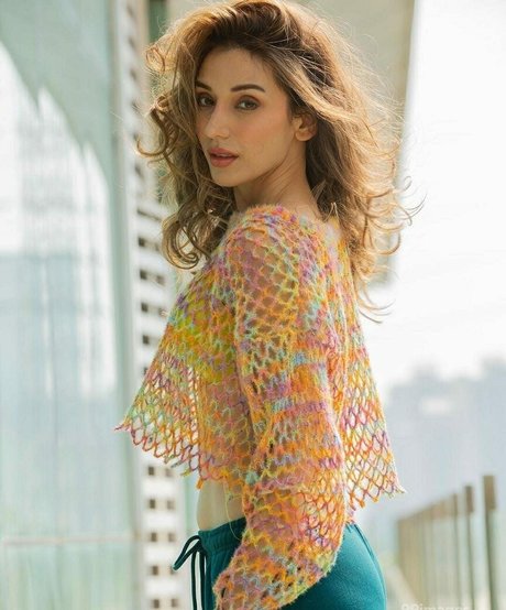 Heli Daruwala photo 21