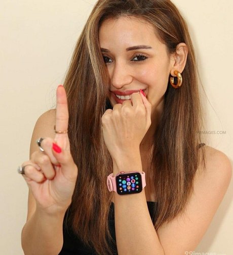 Heli Daruwala photo 23