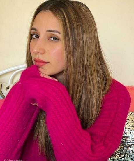 Heli Daruwala photo 29