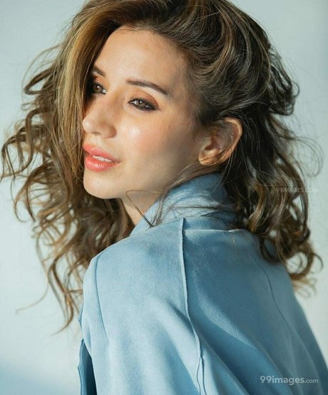 Heli Daruwala photo 38