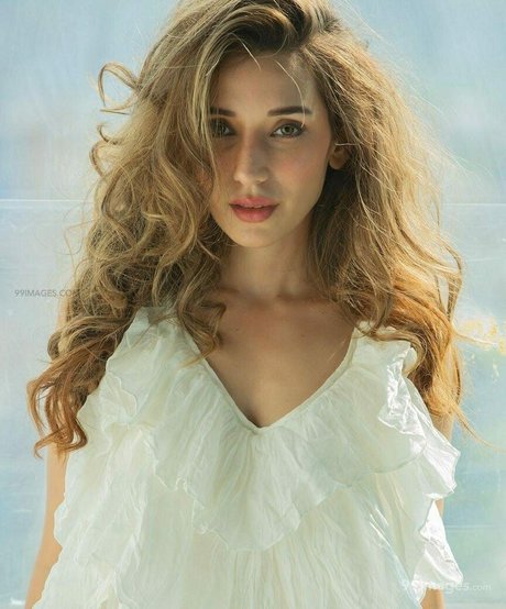 Heli Daruwala photo 40