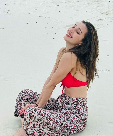 Heli Daruwala photo 47