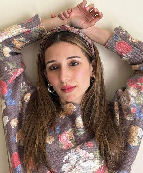 Heli Daruwala photo 55