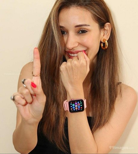 Heli Daruwala photo 62