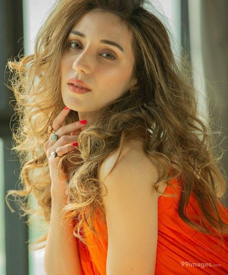 Heli Daruwala photo 66