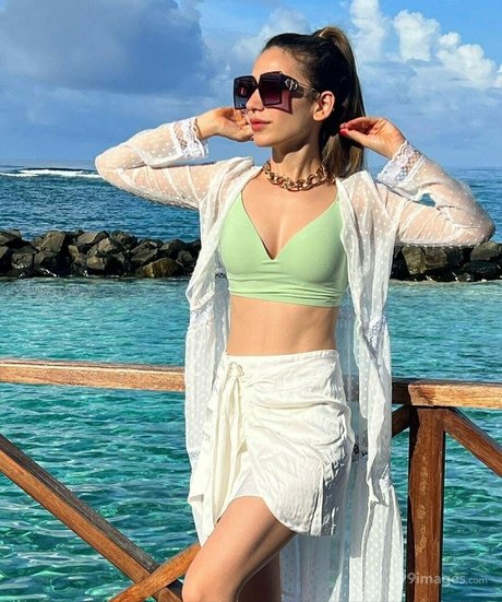 Heli Daruwala photo 70