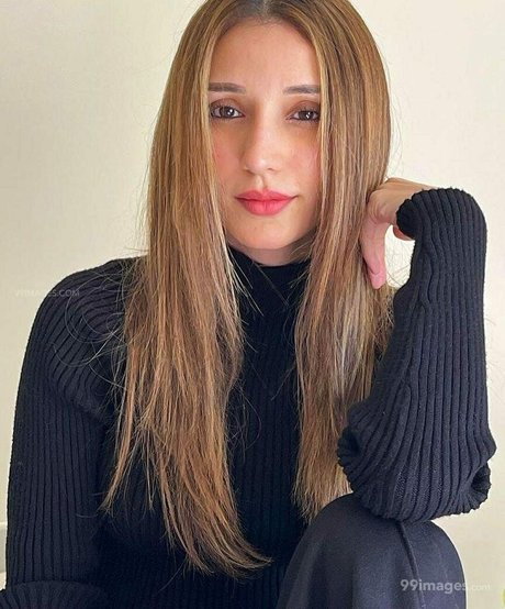Heli Daruwala photo 80