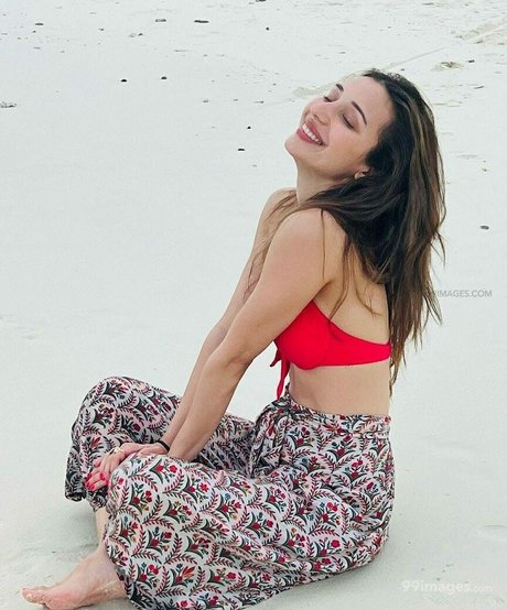 Heli Daruwala photo 82