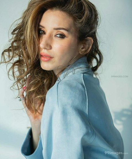 Heli Daruwala photo 84
