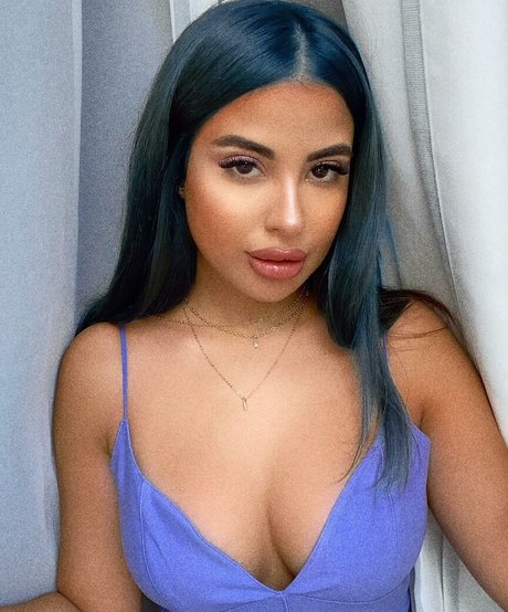 Helia Soltani photo 19