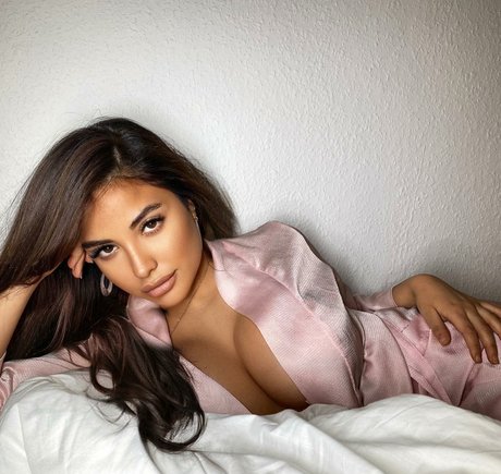 Helia Soltani photo 20