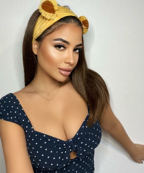 Helia Soltani photo 21