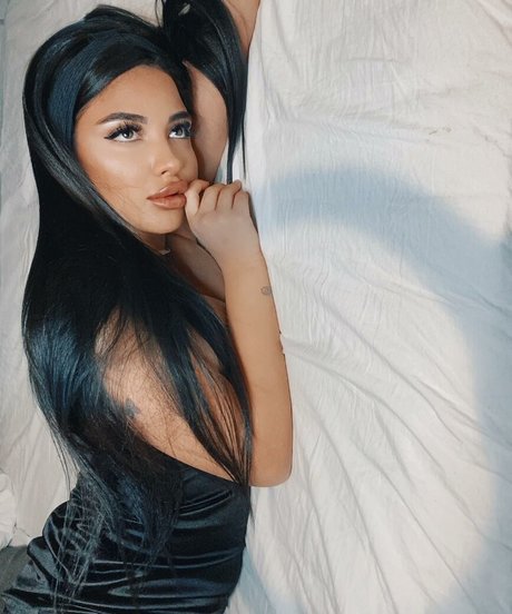 Helia Soltani photo 22