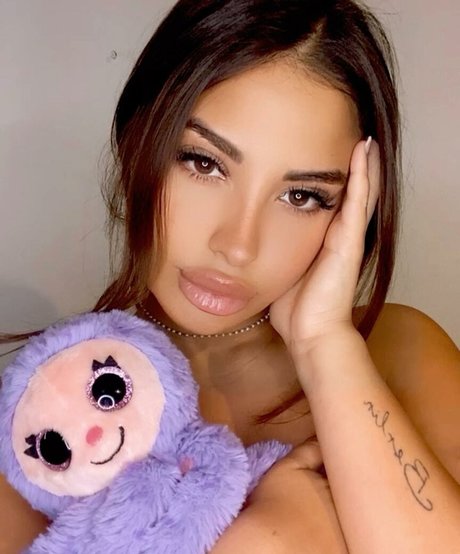 Helia Soltani photo 32
