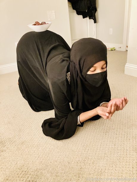 Hijabi Bambi photo 5