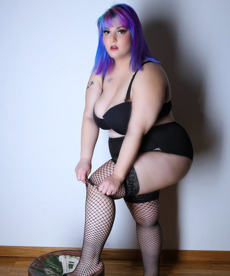 Hilary Ilariaa photo 51