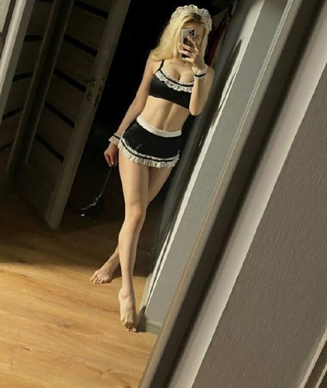 Holl1would photo 3