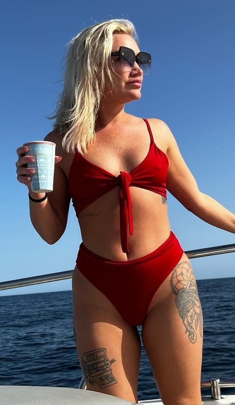 Hollie-Jay Bowes photo 3