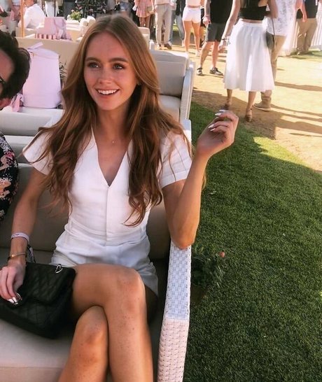 Holly Hicks photo 28
