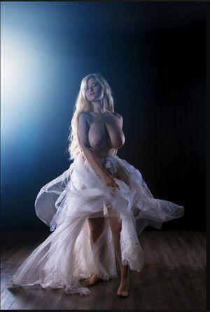 Hollyhawthorne photo 4