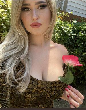 Hollyhawthorne photo 5