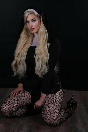 Hollyhawthorne photo 7