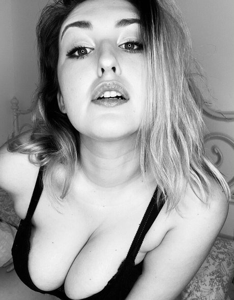 Hornypeach23 photo 9
