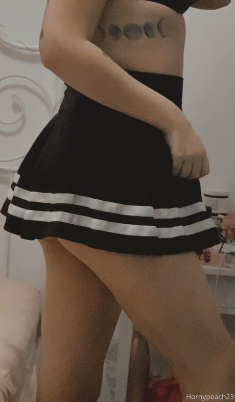 Hornypeach23 photo 11