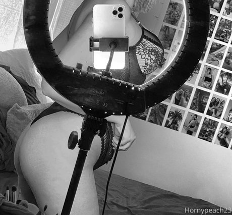 Hornypeach23 photo 56