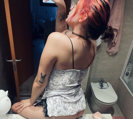 Hornypeach23 photo 85