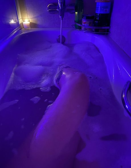 Hornypeach23 photo 86