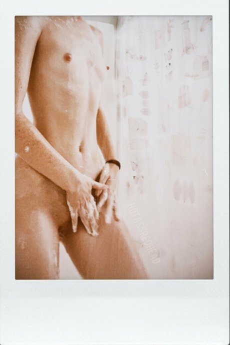 Hotassredhead photo 3
