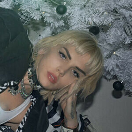 Iamheaveniamhell photo 3