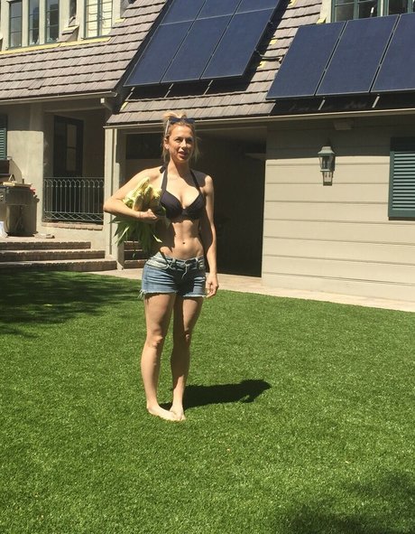 Iliza Shlesinger photo 26