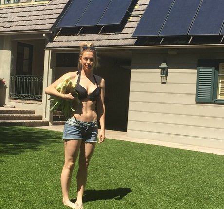 Iliza Shlesinger photo 85