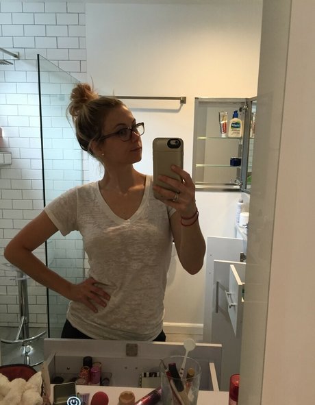 Iliza Shlesinger photo 101