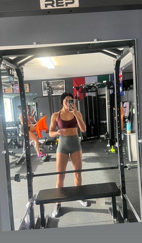 Indi Hartwell photo 3