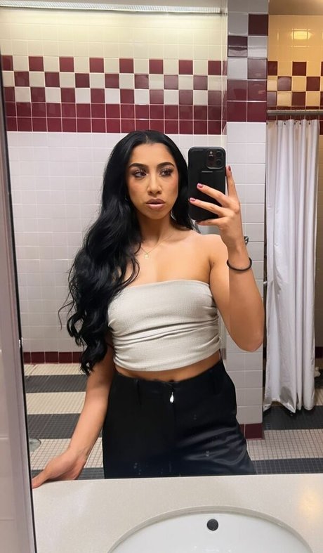 Indi Hartwell photo 28