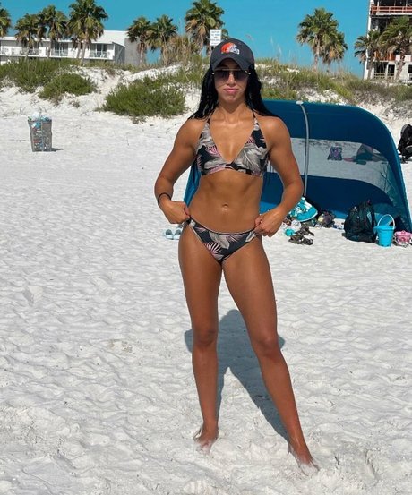 Indi Hartwell photo 29