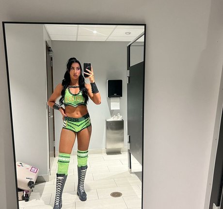 Indi Hartwell photo 32