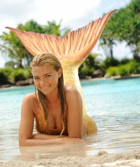Indiana Evans photo 3